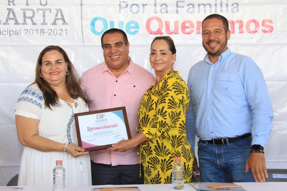 COMUNICADO 0552-Entrega de Becas Padrino (6) Entrega DIF becas de apoyo a más de 90 estudiantes