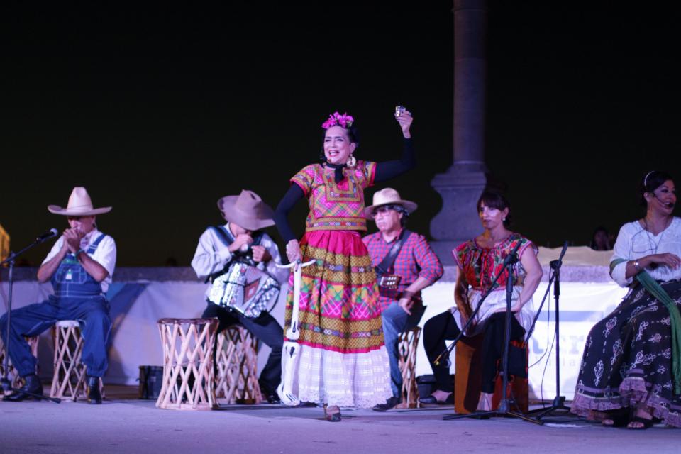 COMUNICADO 0567-Ofelia Medina-Nuestra Frida (1) Ofelia Medina y Frida Kahlo se apoderaron de los arcos del malecón