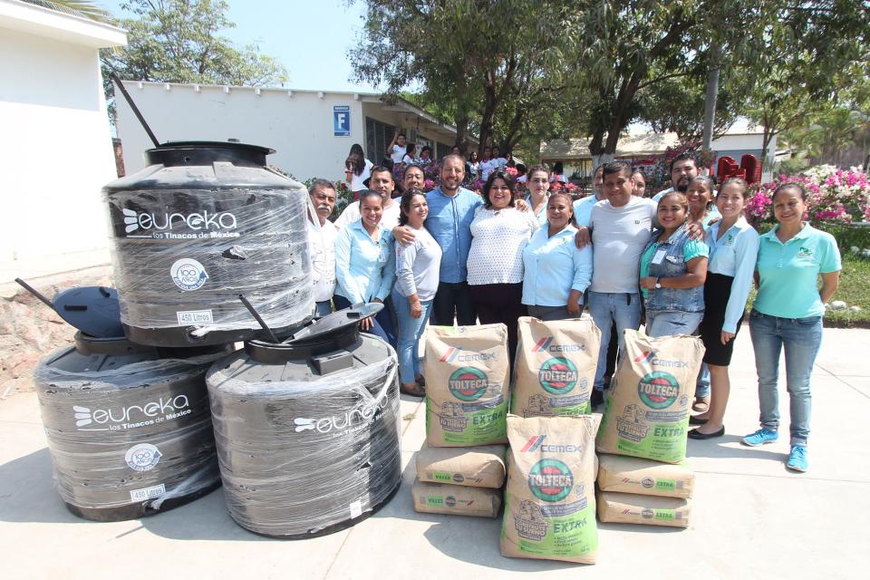COMUNICADO 0594-Entrega apoyos Cecytej (1) Atiende gobierno municipal necesidades en planteles educativos