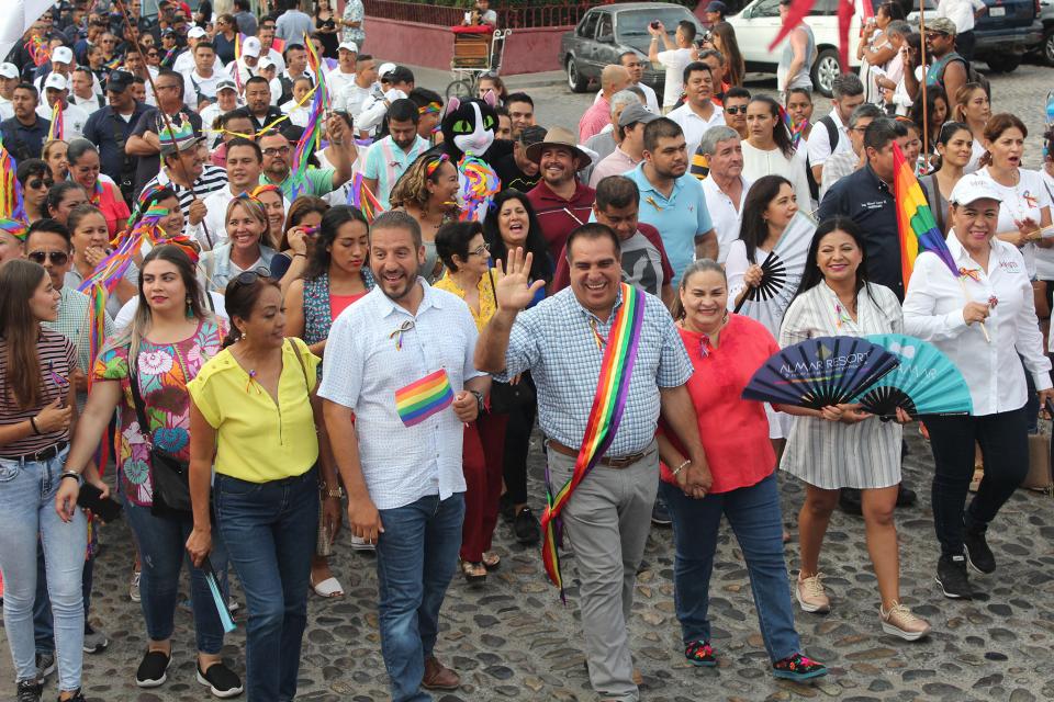 COMUNICADO 0596-Desfile Vallarta Pride-Embajador (1) Reitera Dávalos respeto y apoyo a la comunidad LGBT