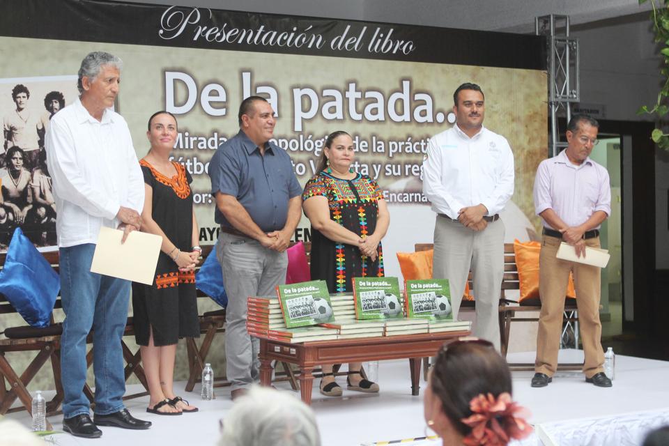 COMUNICADO 0614 (1) Plasman historia del fútbol vallartense en el libro “De la patada…”