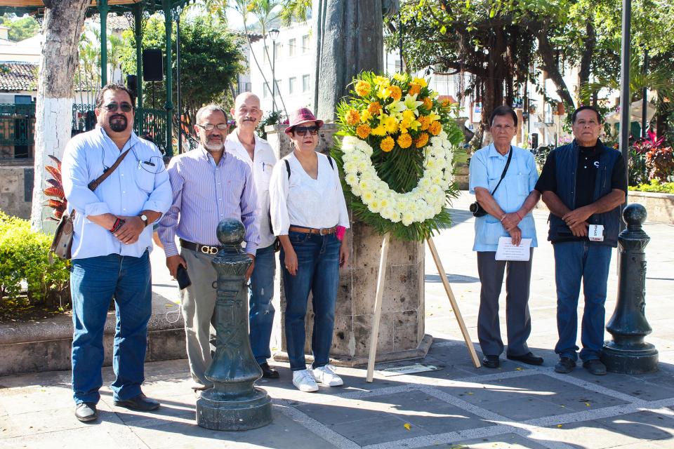 FOTO NOTA-03-05-19-1-Guardia de honor-D_a Mundial de la Libertad de Prensa (3) Recuerdan a periodistas en Día Mundial de la Libertad de Prensa