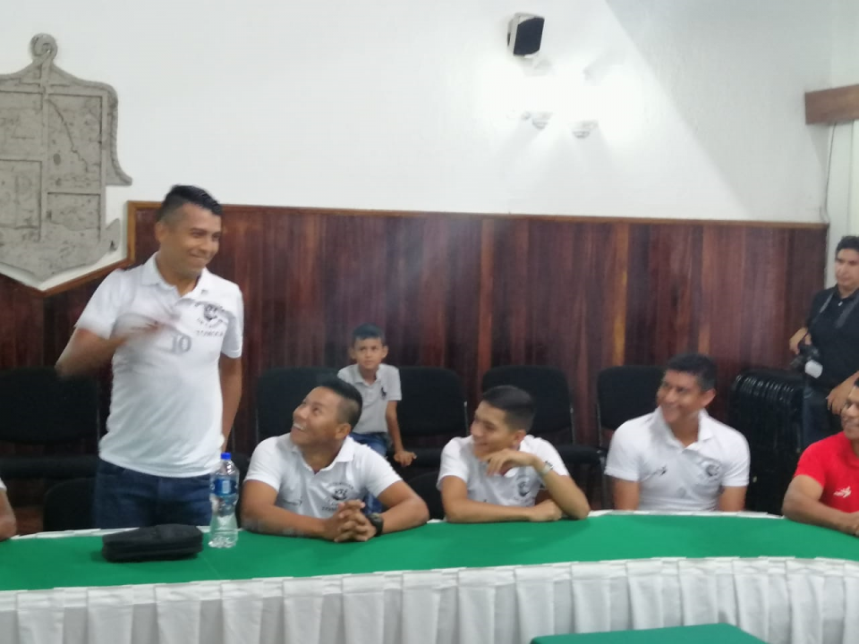 MIGUEL futbol abanderamiento (1) Alcalde abandera selección vallartense para Copa Jalisco