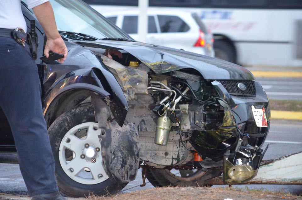 lupillo1 (7) Tras derrapar en avenida, choca con semáforo