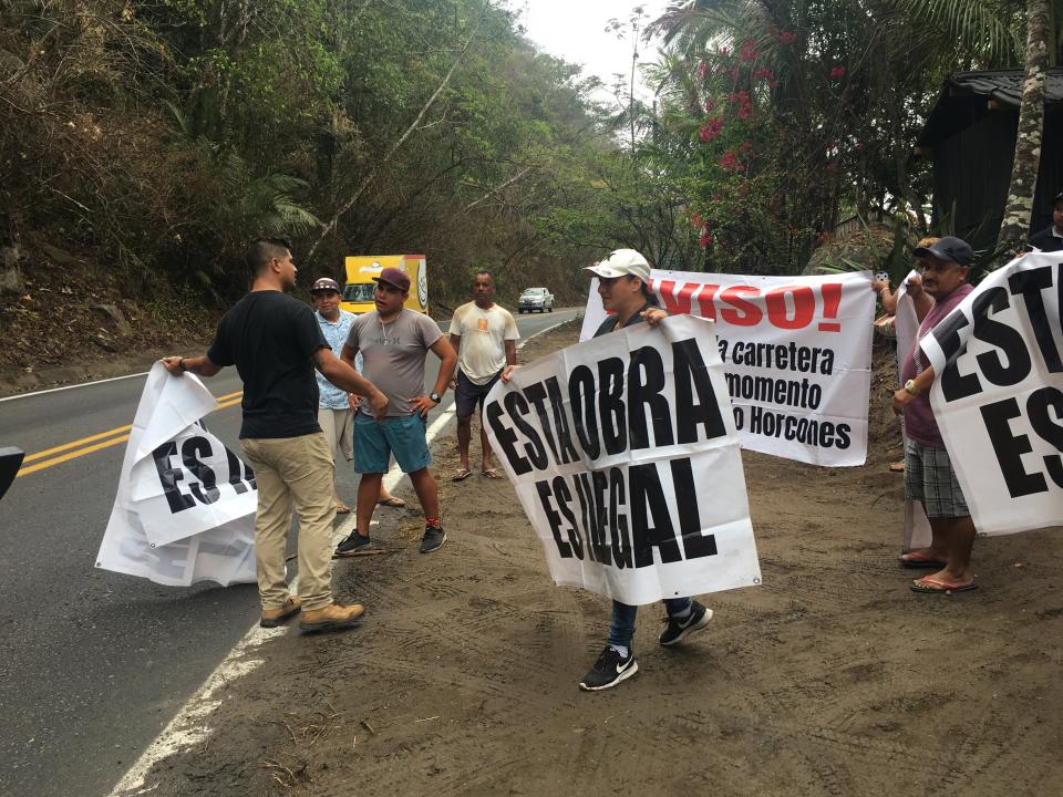 03Bahía (1) Cierran parcialmente la carretera por hidroeléctrica