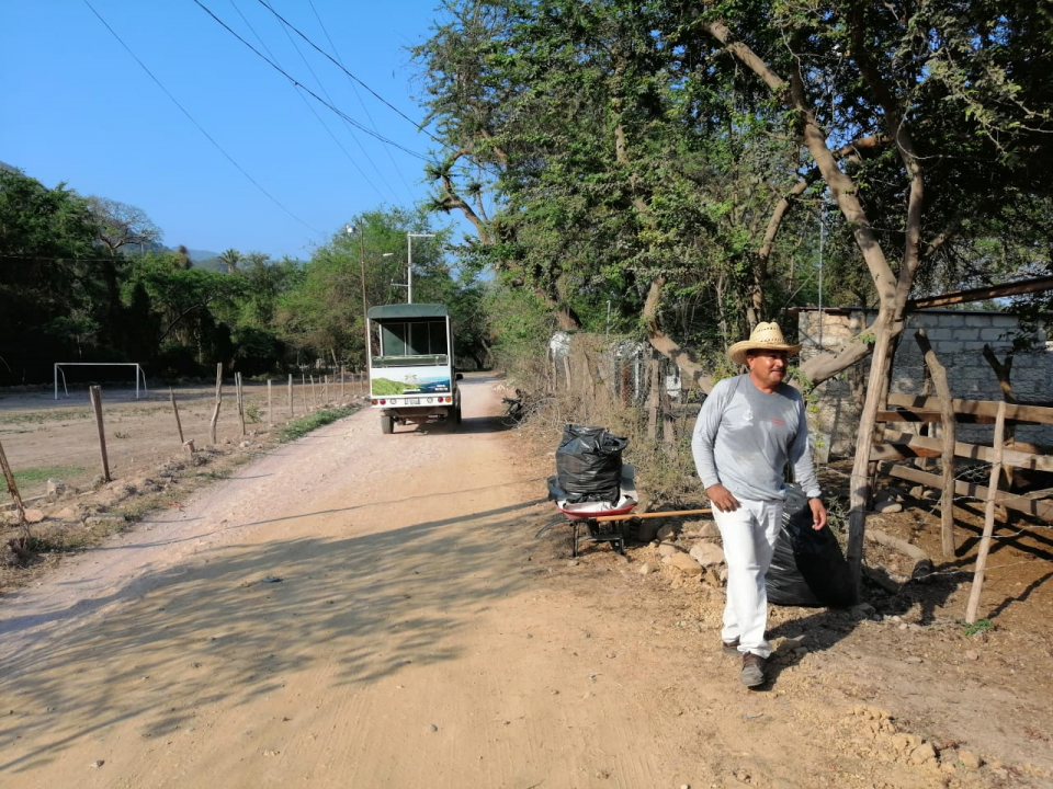 04y05Bahía (5) Visitantes al río dejan su basura en Playa Grande