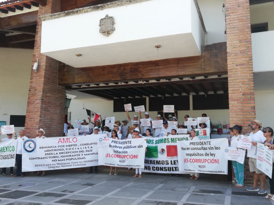 09Bahía (5) Marchan en contra de políticas de AMLO, exigen su renuncia