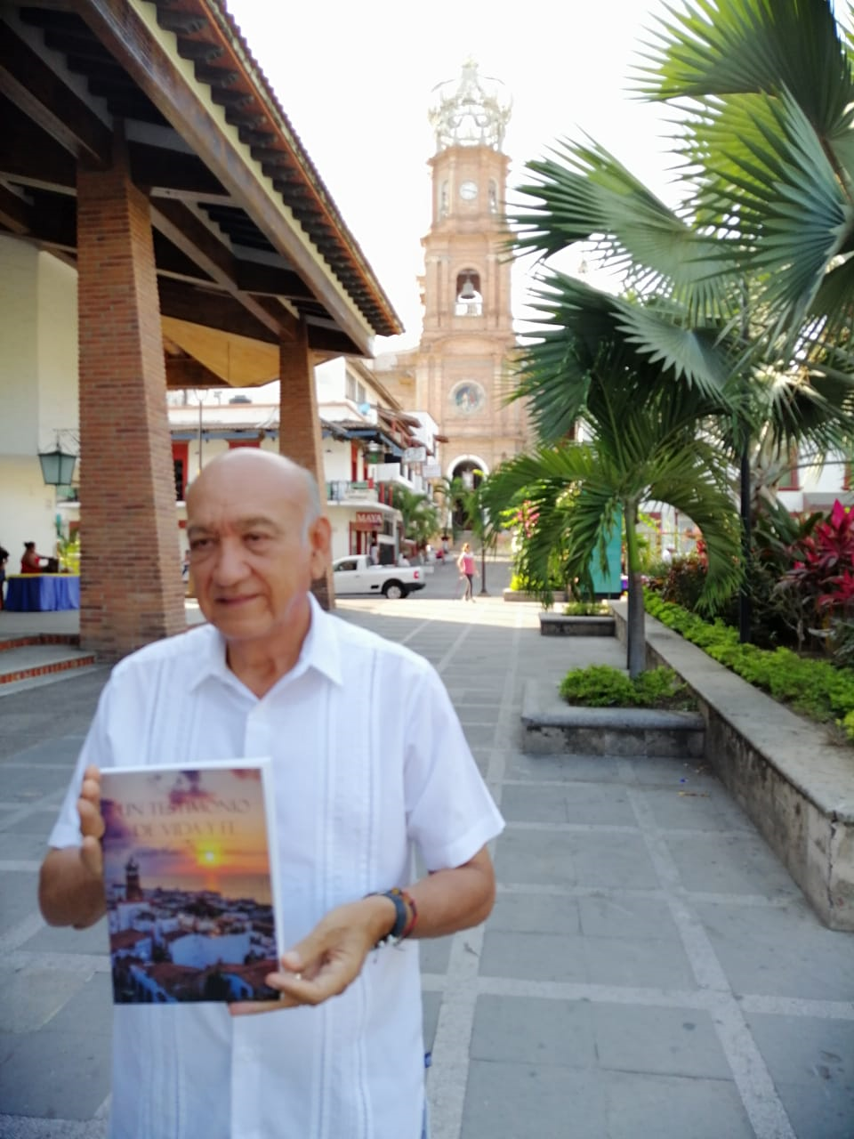 12y13Bahía (4) Humberto Famanía presenta hoy su libro “Un Testimonio de Vida y Fe”