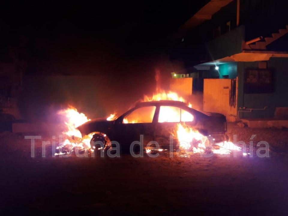 6ebe8da3-69ac-4d8b-9f3a-cf750626d036 Se registra incendio de vehículo en Lomas de Coapinole