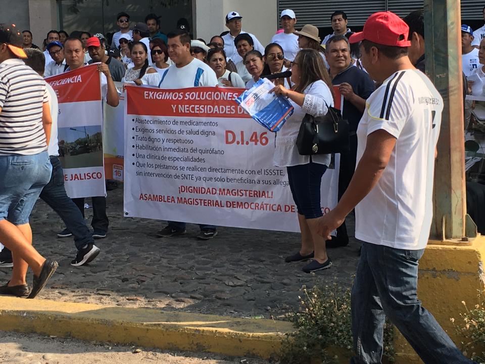 Alberto nota B (1) Marchan maestros inconformes por pésimo servicio médico