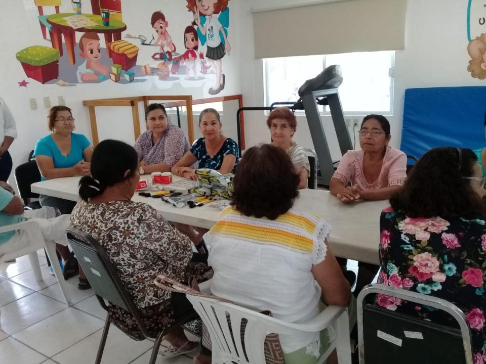 BADEBA 02 (1) Capacita DIF Bahía a 136 mujeres en diversos oficios