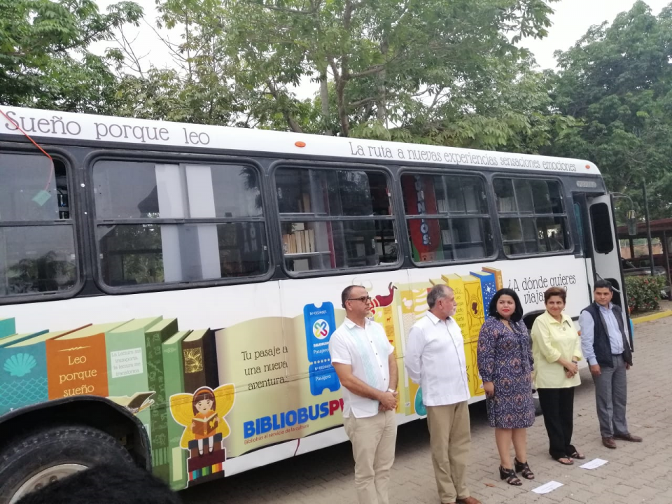 MIGUEL BIBLIOBUS (1) Inauguran Bibliobús para llevar cultura a colonias populares