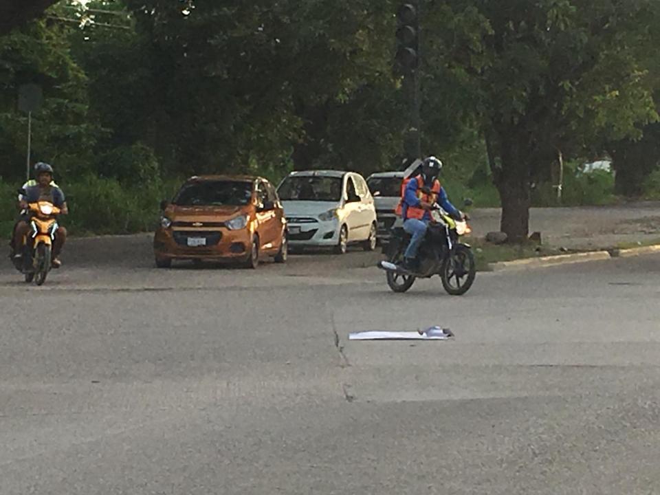 03Bahía (2) Automovilistas se juegan la vida por semáforos inútiles