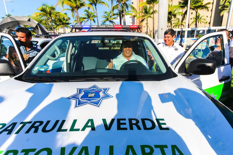 04y05Bahía (1) Estrenan 20 patrullas, a crédito