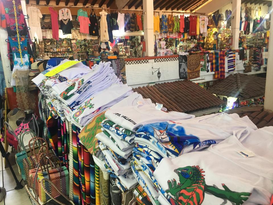 04y05Bahía (9) Esta vivo el mercado Cuale, en pleno centro de la ciudad