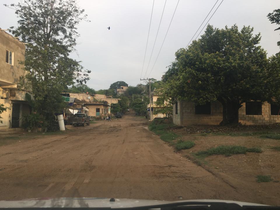 06Bahía (1) Raspan y emparejan las calles en Campestre Las Cañadas