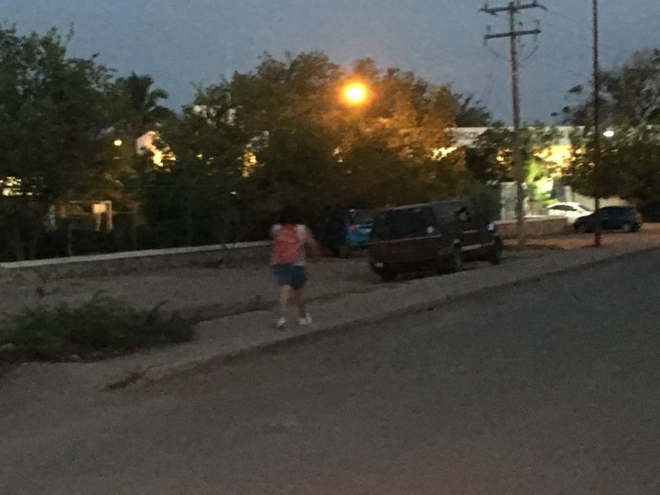 06Bahía (1) A oscuras caminan estudiantes por la calle Federación
