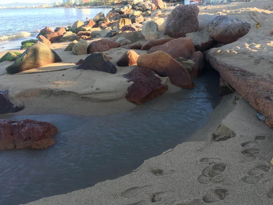 06Bahía (3) Lanzan a la playa agua con olores a drenaje
