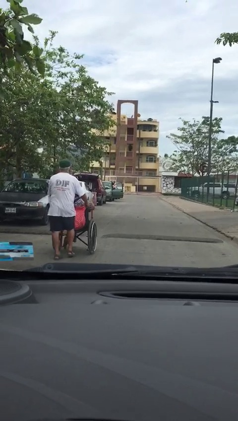 10y11Bahía (2) Carecen de rampas para discapacitados en ingreso a gran plaza comercial