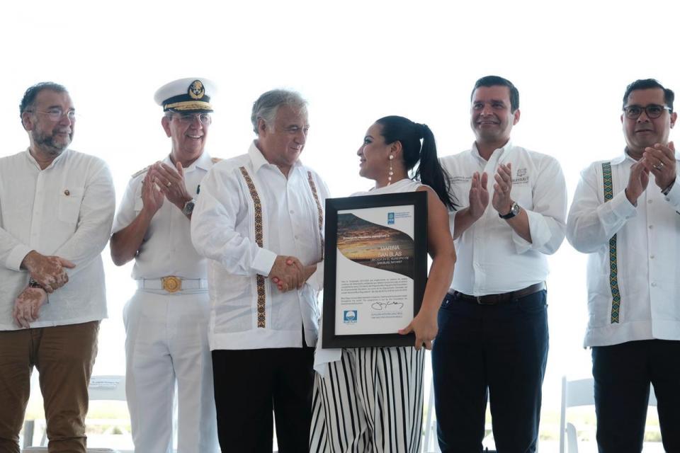12y13Bahía (7) Inaugura DIF Bahía Salón de Belleza para capacitación
