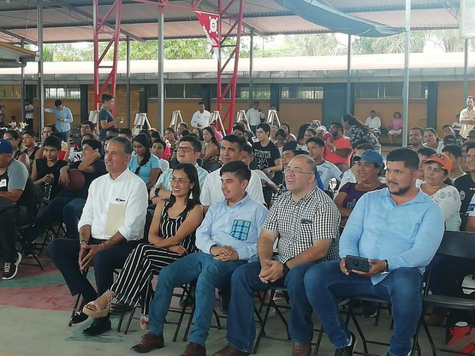 14Bahía (1) Habrá apoyo para los jóvenes: Guillermo Santiago