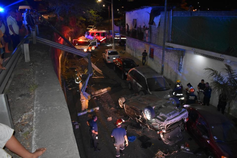 28y29Sucesos (8) Volcadura en el Libramiento, deja cuatro heridos