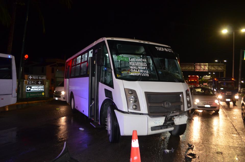30y31Bahía (4) Aparatoso accidente en la Carretera 200