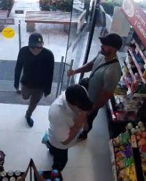 30y31Sucesos (4) Roban Rolex a mano armada a clientes de tienda de conveniencia