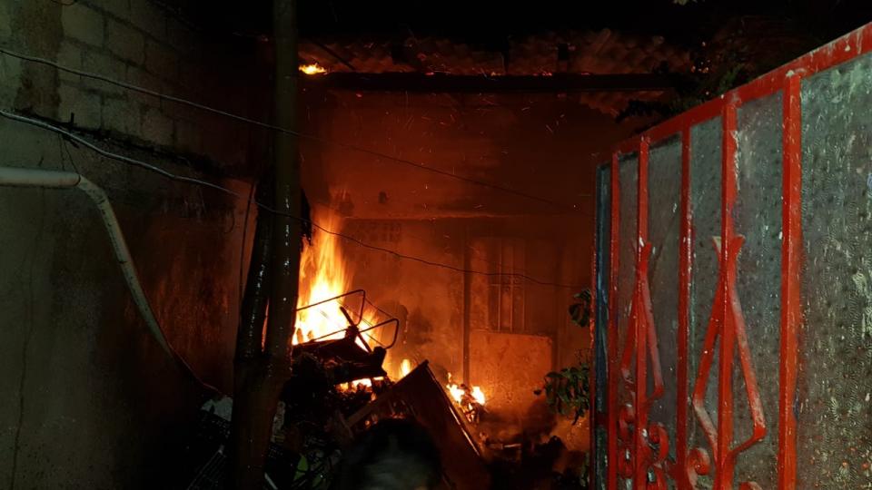 30y31Sucesos (7) Incendio en patio de domicilio