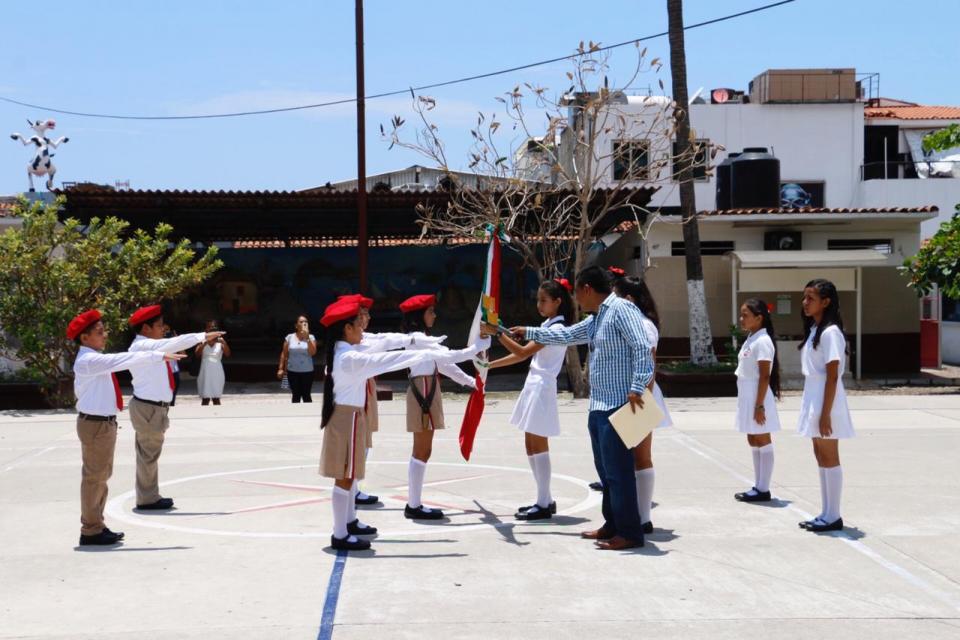 COMUNICADO 0716-DIF-Madrina Escuela 20 de Nov (1) Presidenta de DIF, madrina de generación de la escuela 20 de Noviembre