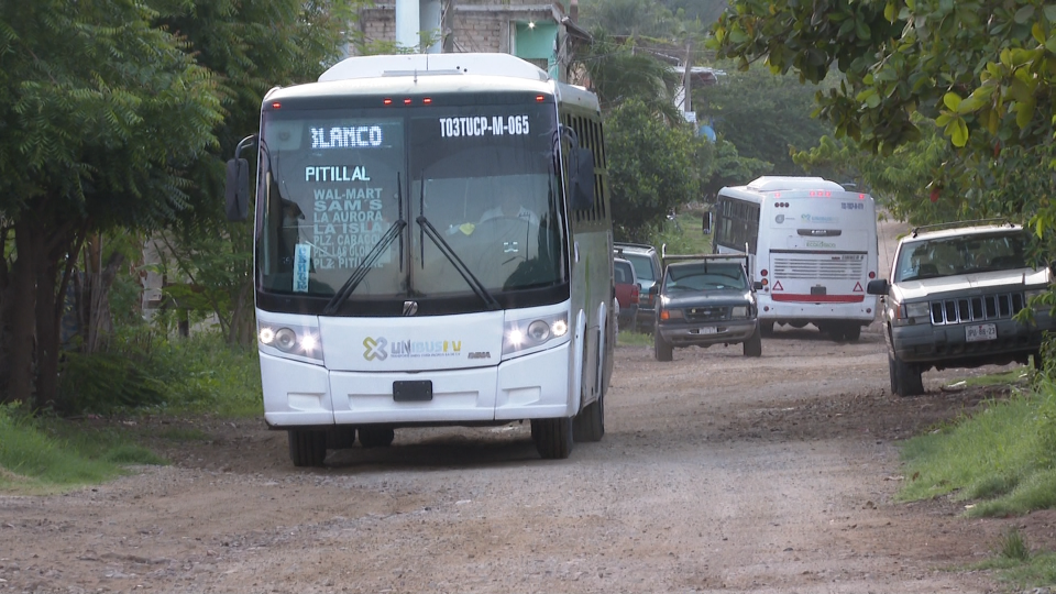 alberto nota A camiones volcanes (1) Molesta en Volcanes calles destruidas