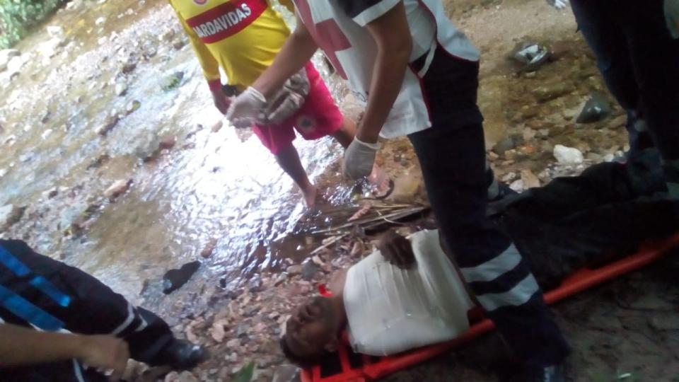 caidorio30jul Cae a río El Nogalito y se fractura clavícula