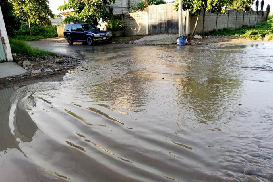 inundacion juntas 29 jul El agua llegó a 1.5 metros por lluvias en Las Juntas y perdieron sus muebles; piden ayuda