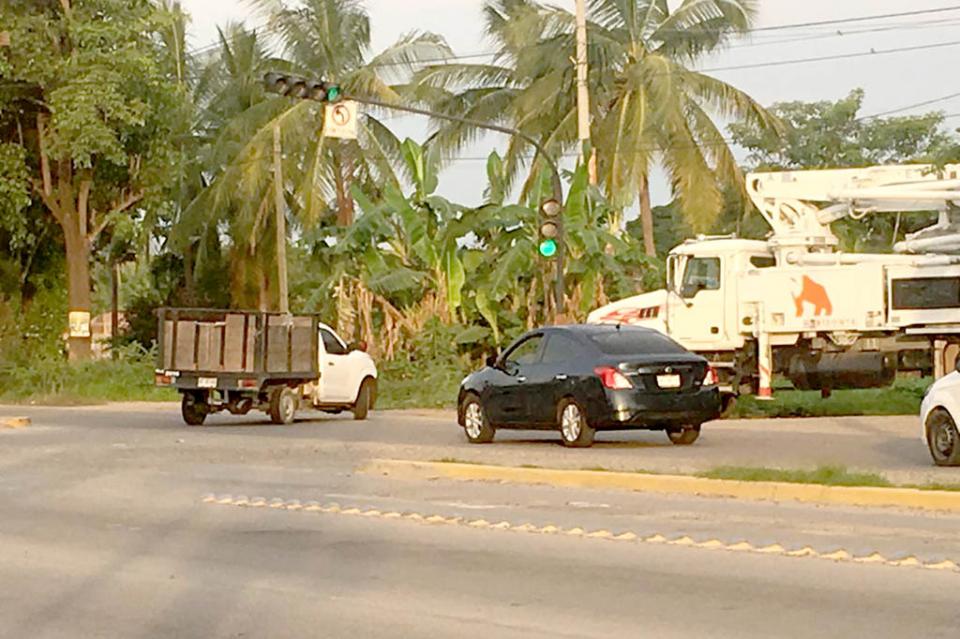 semaforos31jul Automovilistas se juegan la vida por semáforos desincronizados en PV