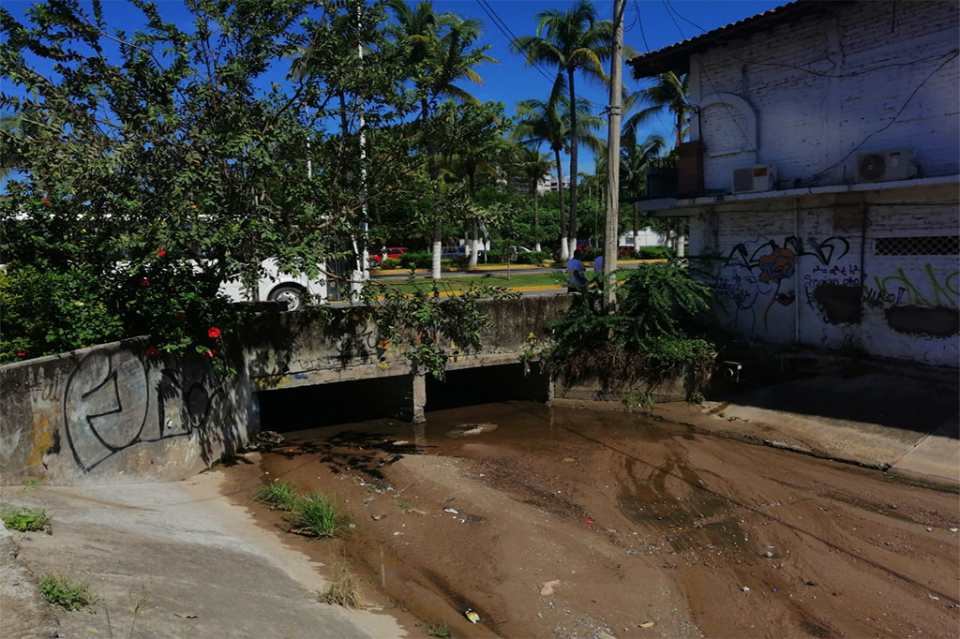 10y11Bahía (5) Se convierte en canal la calle Sierra Rocallosa