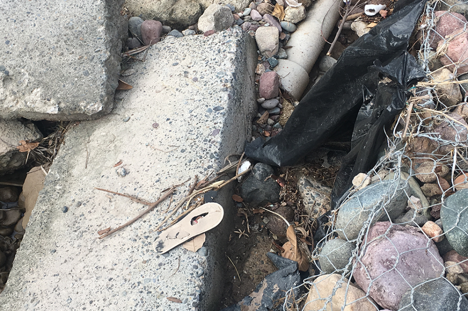 12y13Bahía (4) Tapan alcantarillas y provocan inundaciones por tirar basura