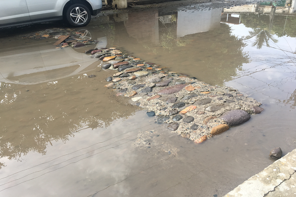 ALBERTO NOTA C (1) Topes y baches hacen una “represa” y acumulan agua