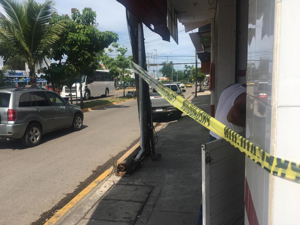 GonzalezGallo En riesgo transeúntes por desprendimiento de poste en la González Gallo