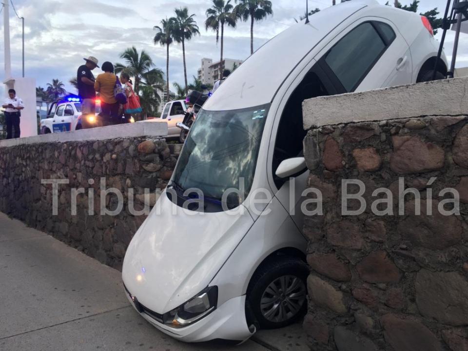 IMG-20190808-WA0003_wm Al perder control de su vehiculo, terminó empotrado en escaleras