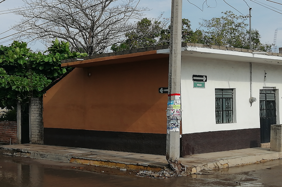 ISRRAEL NOTA C (1) Poste en San Vicente a punto de caer tras ser impactado por un automóvil
