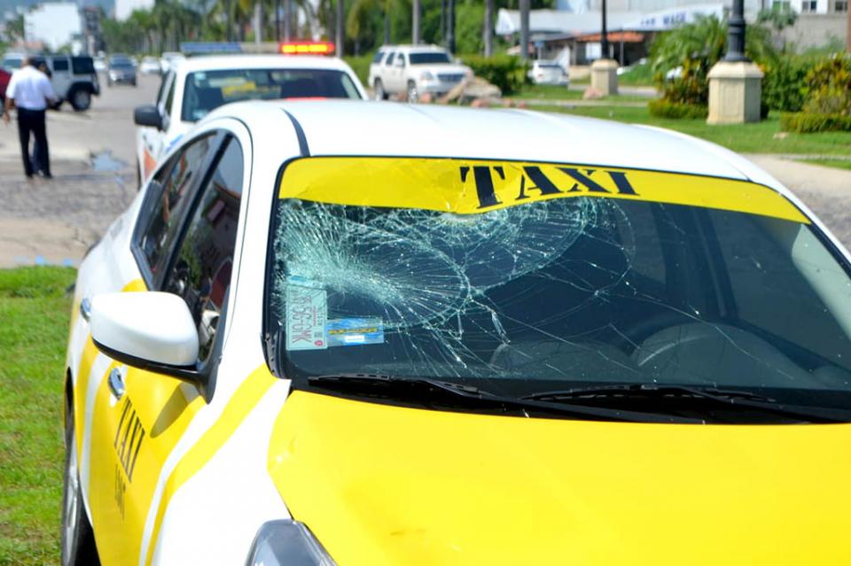 atropelladotaxi2ago Taxi atropella a niño en bicicleta que se le atravesó en Grandes Lagos