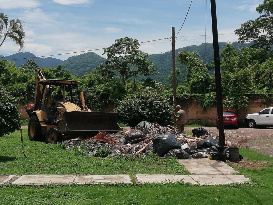 basura Atiende reporte Parques y Jardines procede a llevarse la poda en Los Sauces