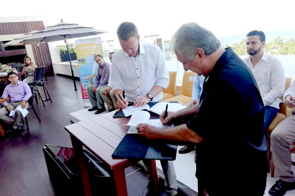 firma2ago Firman convenio turisteros de Puerto Vallarta y Bahía de Banderas para acciones contra cambio climático