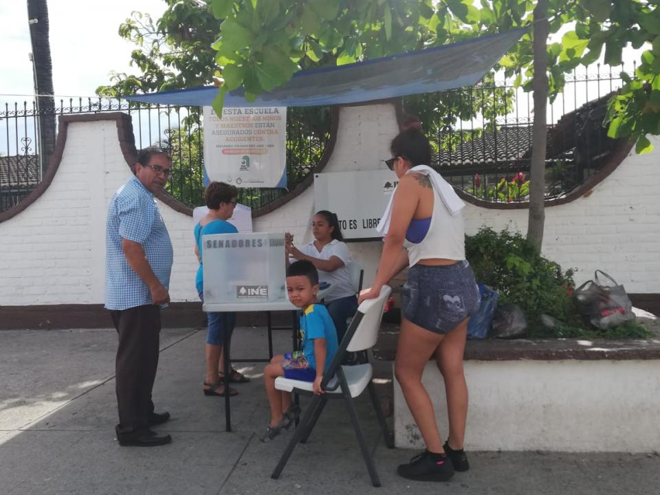 votacion3 Se realizan votaciones de militantes del PRI en Puerto Vallarta para elegir dirigente Nacional