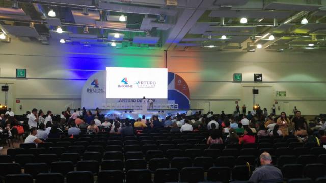 arturoDavalos Arriban Vallartenses al Centro de Convenciones para el Informe de Presidente Municipal Arturo Davalos