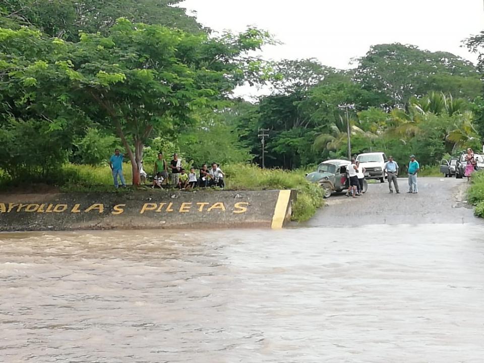 las piletas Incremento en arroyo "Las Piletas" dejó incomunicada carretera El Colomo- El Coatante