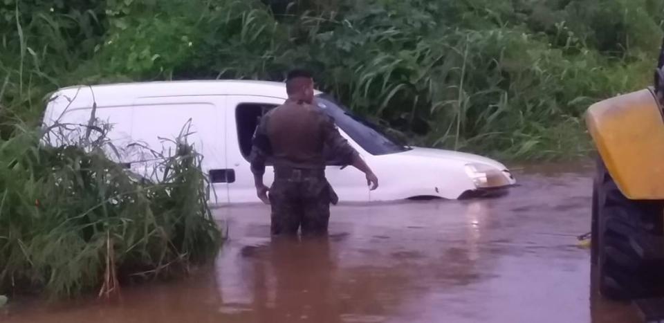 vehiculo Inundaciones en la carretera Higuera Blanca- Sayulita