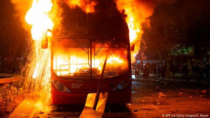 Chile Jornada de furia en calles de Santiago, inconformes con precio del metro