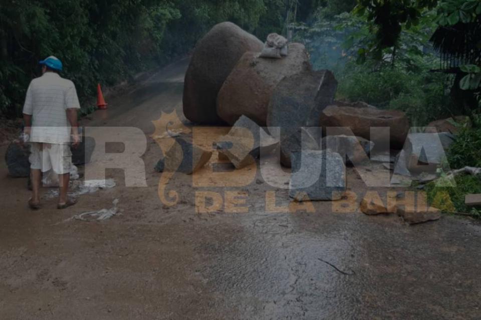 New Project - 2019-10-20T204103.297 Con dinamita quitan piedras que obstruían carretera 200 por deslaves