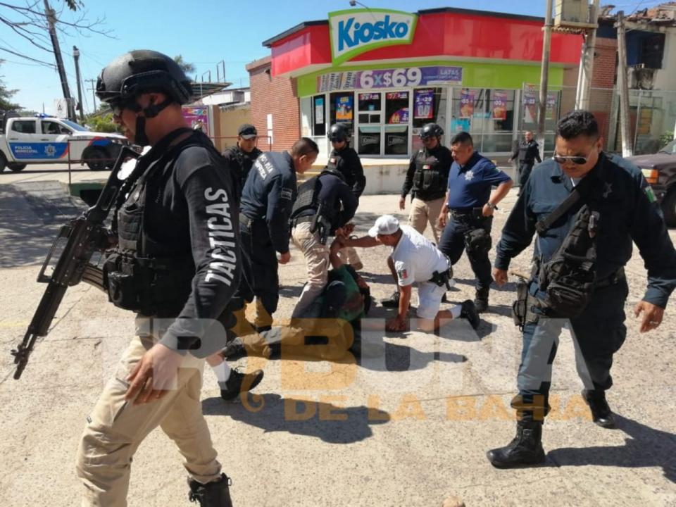WhatsApp Image 2019-10-24 at 1.42.21 PM Sujeto amenazaba con cuchillo y vidrios; fue retenido mientras se cortaba el cuello